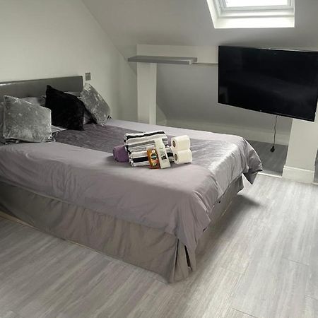 לונדון Newly Renovated Studio In Acton מראה חיצוני תמונה