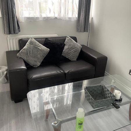 לונדון Newly Renovated Studio In Acton מראה חיצוני תמונה