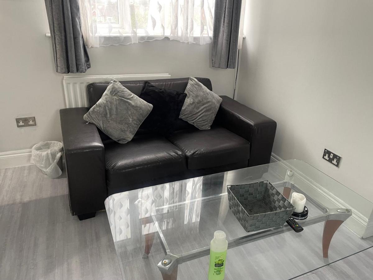לונדון Newly Renovated Studio In Acton מראה חיצוני תמונה